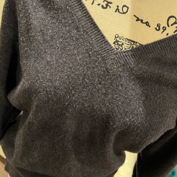 Gray V-neck sweater - Picture 3 of 4